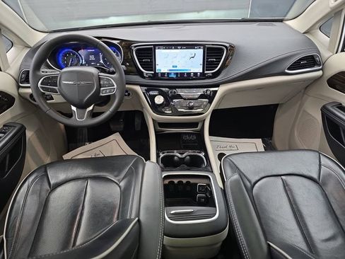 Used 2024 Chrysler Pacifica Limited image 21