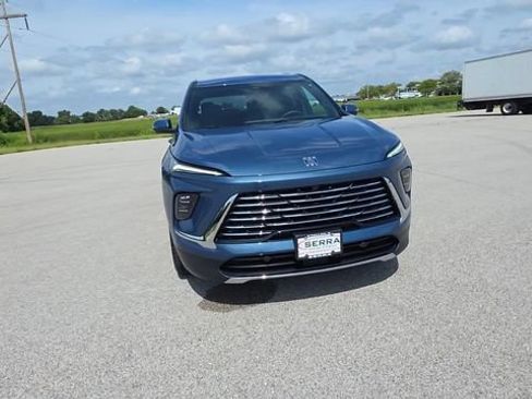 Used 2025 Buick Enclave Preferred FWD image 2