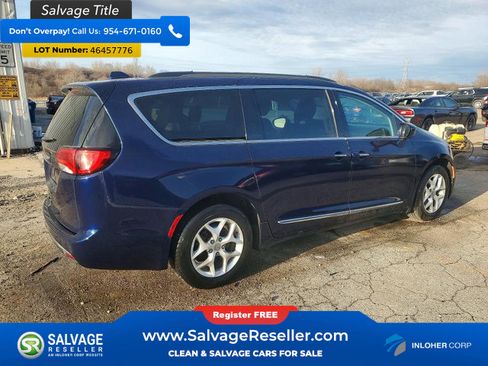 Used 2017 Chrysler Pacifica Touring-L w/ Tire & Wheel Group image 4