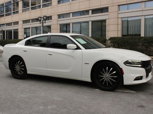 Used 2018 Dodge Charger R/T image 2