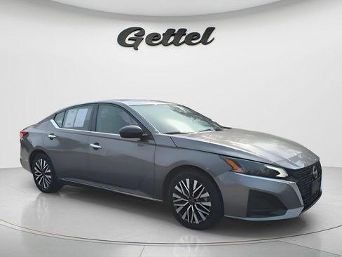 Used 2024 Nissan Altima 2.5 SV FWD image 3