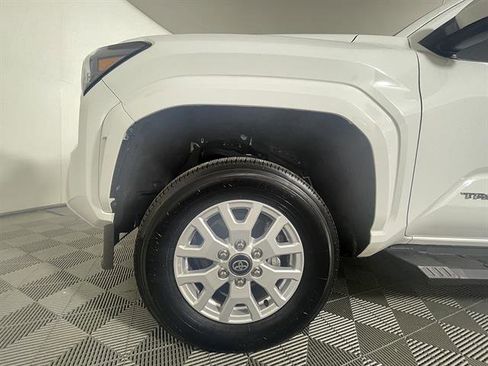 Certified 2025 Toyota Tacoma SR5 AWD/4WD image 23