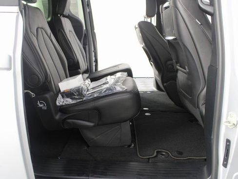 New 2026 Chrysler Pacifica Select image 23
