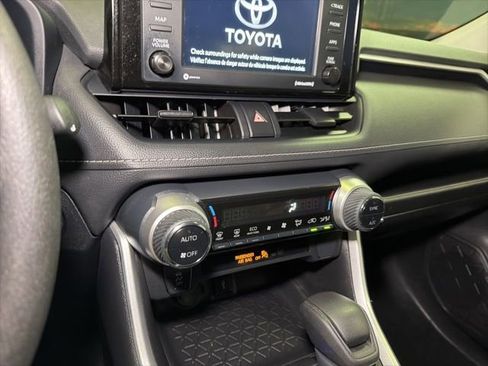 Used 2022 Toyota RAV4 XLE AWD/4WD image 32