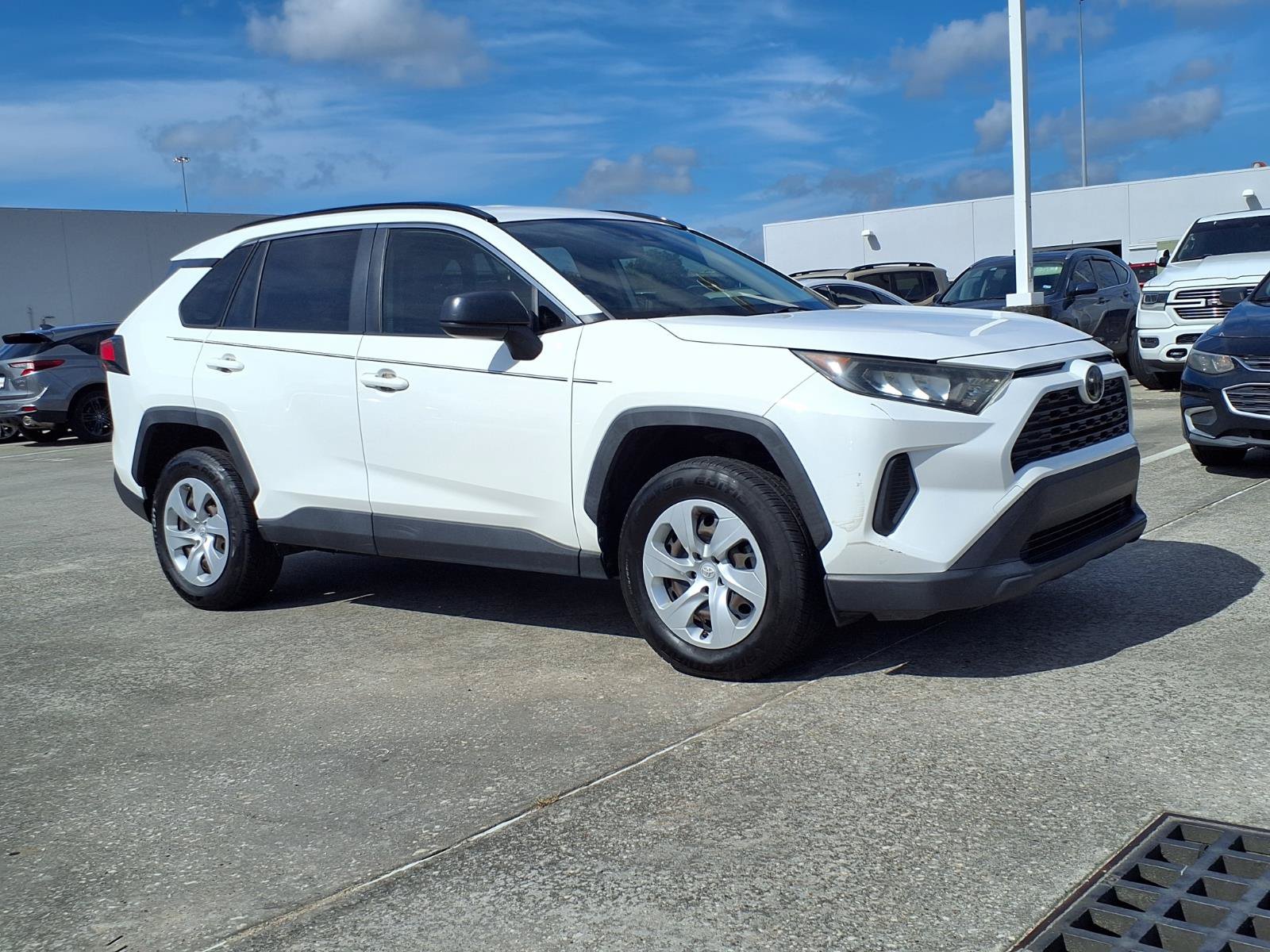 Used 2019 Toyota RAV4 LE FWD image 2