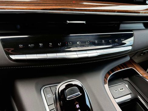 Used 2022 Cadillac Escalade Premium Luxury AWD/4WD image 28