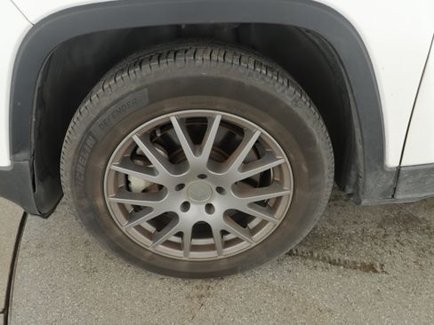 Used 2018 Jeep Cherokee Latitude Plus image 4