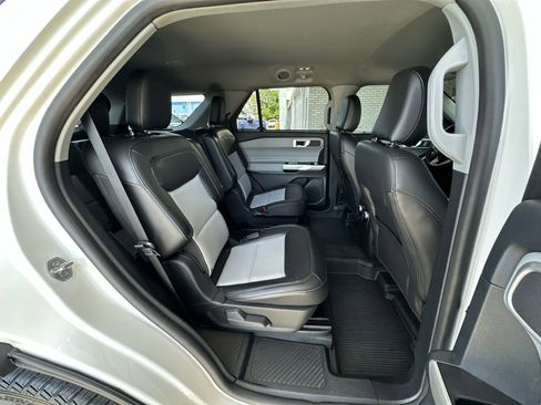 Used 2022 Ford Explorer XLT w/ Equipment Group 202A RWD image 26