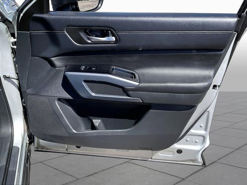 Used 2025 Nissan Pathfinder SL FWD image 21