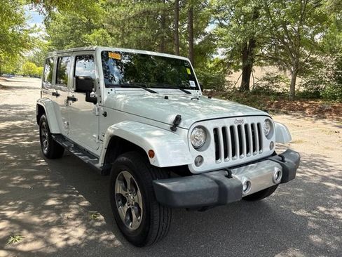 Used 2018 Jeep Wrangler Unlimited Sahara AWD/4WD image 6