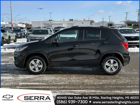 Certified 2022 Chevrolet Trax LT w/ LT Convenience Package image 2