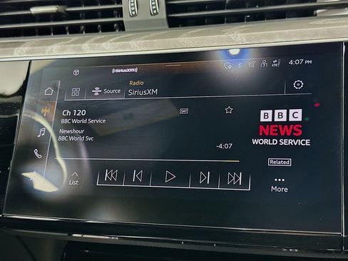 Used 2024 Audi Q8 e-tron Premium Plus w/ Premium Plus Package image 21