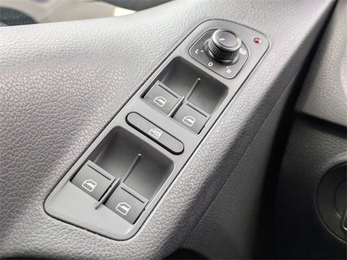 Used 2016 Volkswagen Tiguan S image 25