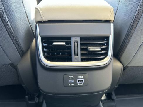 Used 2025 Subaru Outback Premium AWD/4WD image 13