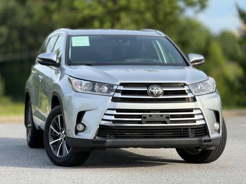 Used 2018 Toyota Highlander XLE AWD/4WD image 4