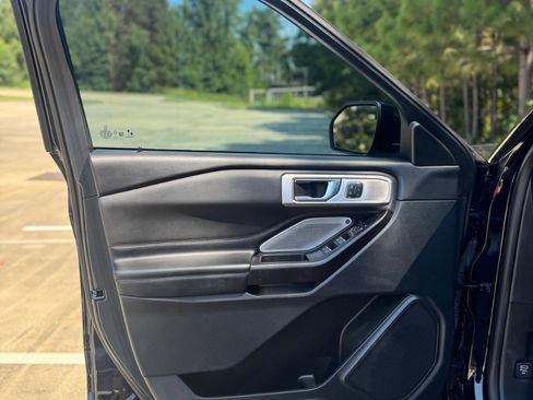 Used 2020 Ford Explorer Platinum w/ Premium Technology Package image 3