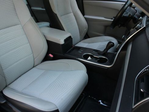 Used 2015 Toyota Camry SE w/ Moonroof Package image 28