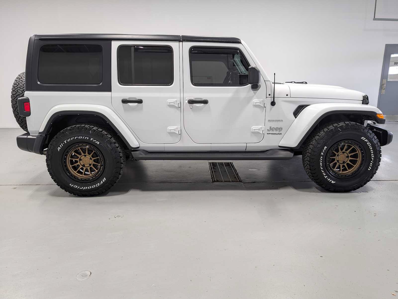 Used 2022 Jeep Wrangler Unlimited Sahara AWD/4WD image 7