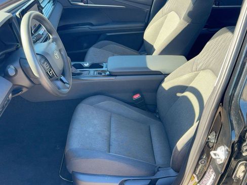 Used 2025 Toyota Camry LE image 5