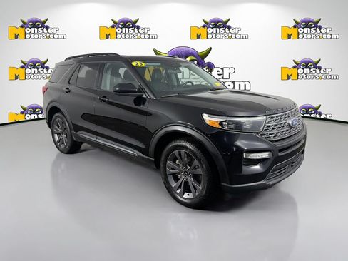 Used 2023 Ford Explorer XLT w/ XLT Sport Appearance Package AWD/4WD image 3