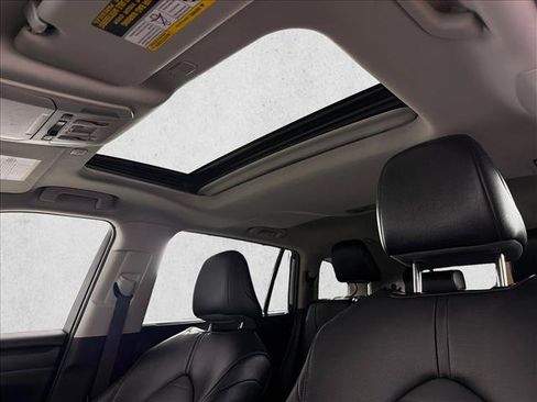 Used 2025 Toyota Highlander XLE FWD image 2