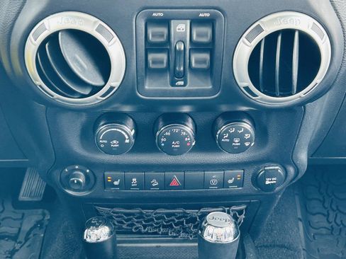 Used 2018 Jeep Wrangler Unlimited Rubicon w/ Cold Weather Group image 15