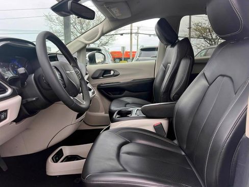 Certified 2023 Chrysler Pacifica Touring-L FWD image 15