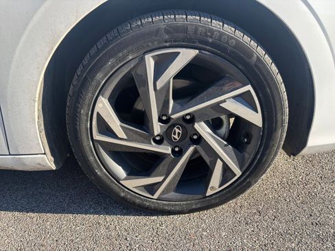 Used 2025 Hyundai Elantra Limited image 29