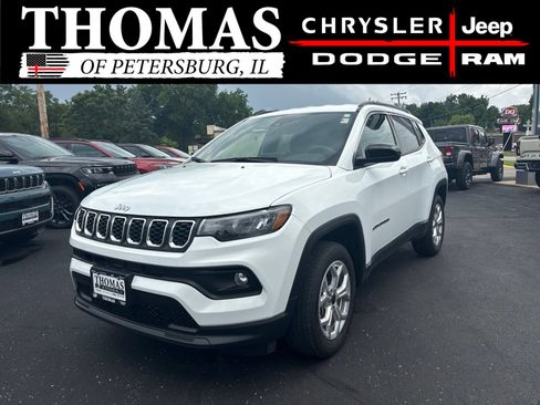 Used 2025 Jeep Compass Latitude w/ Convenience Group AWD/4WD image 3