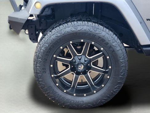 Used 2015 Jeep Wrangler Unlimited Sahara w/ Connectivity Group AWD/4WD image 10