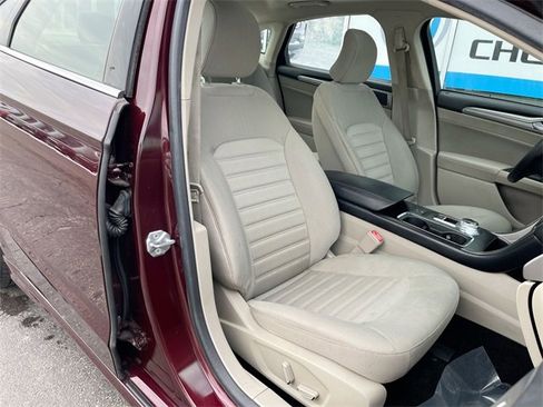 Used 2018 Ford Fusion SE image 27