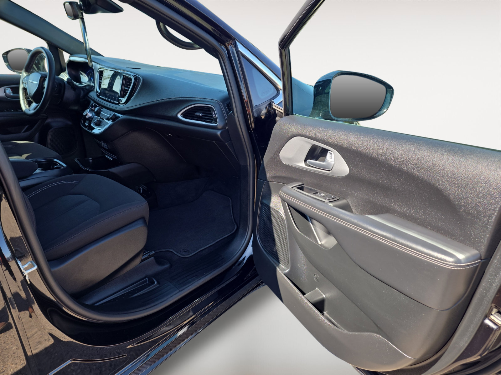 Used 2024 Chrysler Pacifica Touring FWD image 9