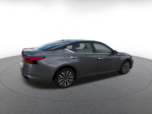 Used 2025 Nissan Altima 2.5 SV FWD image 15