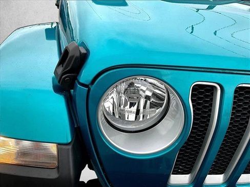 Used 2020 Jeep Wrangler Unlimited Sahara image 28