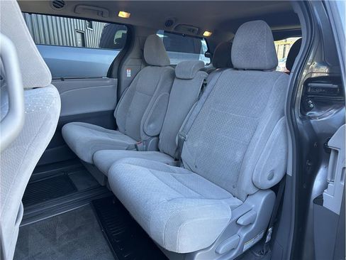 Used 2018 Toyota Sienna LE image 16