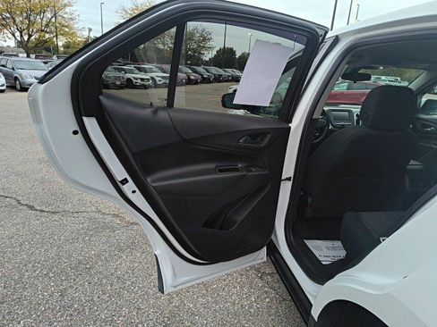 Used 2018 Chevrolet Equinox LT image 12