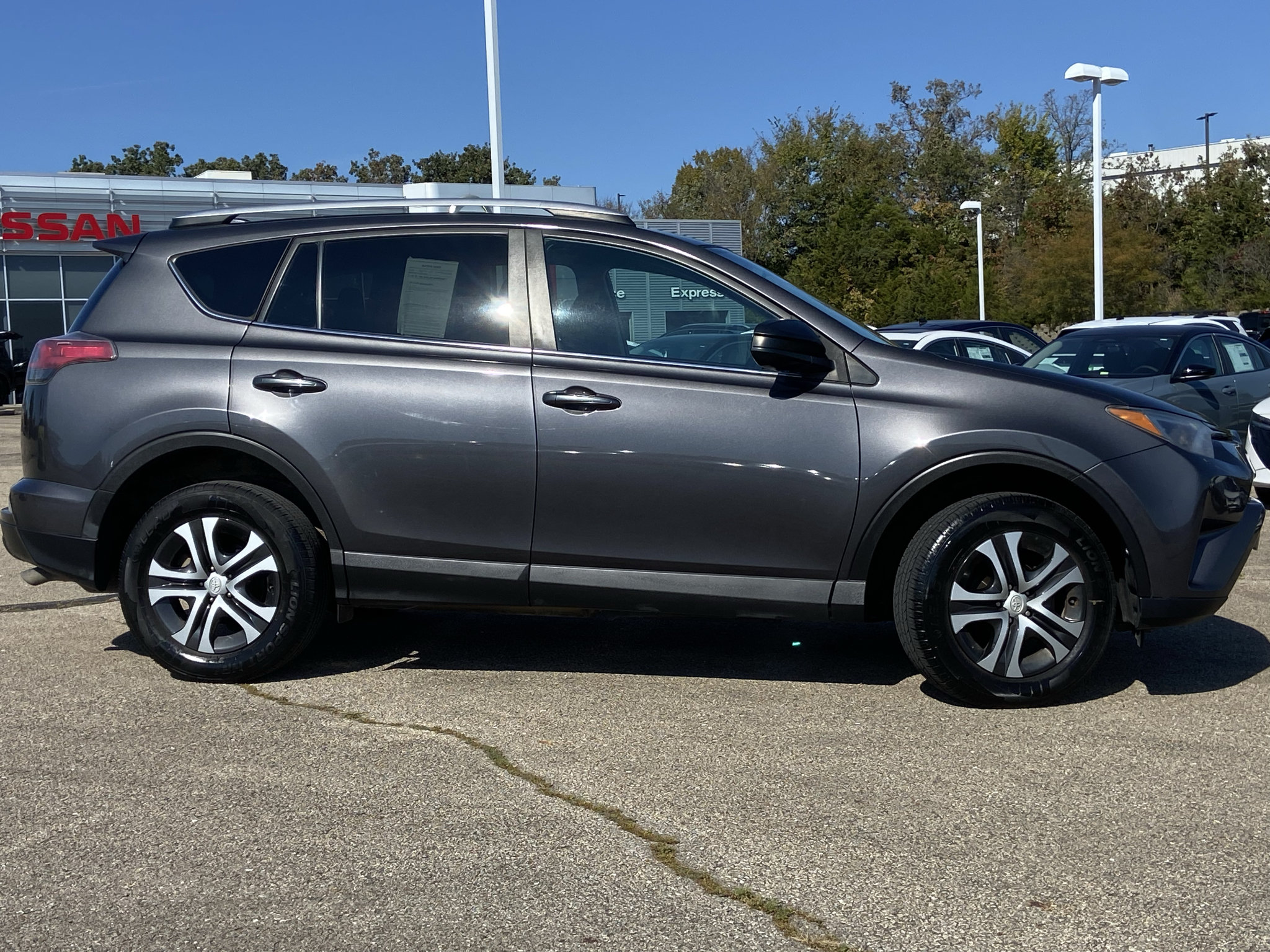 Used 2016 Toyota RAV4 LE FWD image 2