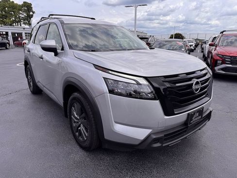 Used 2023 Nissan Pathfinder SV w/ Black Appearance Package AWD/4WD image 7