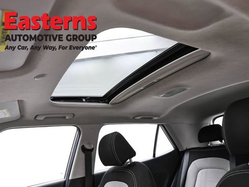 Used 2023 Hyundai Venue SEL image 35