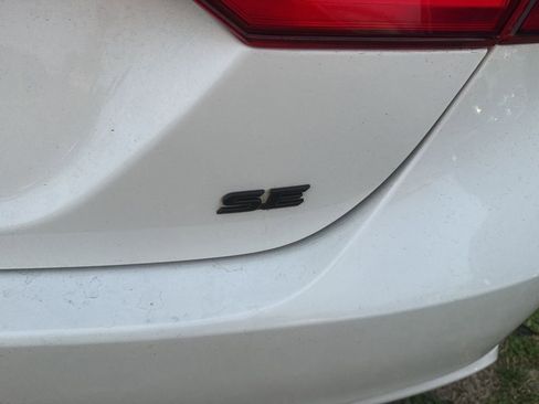 Used 2020 Toyota Camry SE image 8