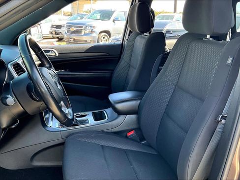 Used 2021 Jeep Grand Cherokee Laredo image 7