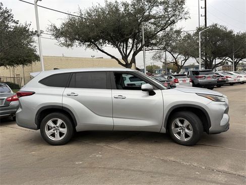 Used 2023 Toyota Highlander LE image 4