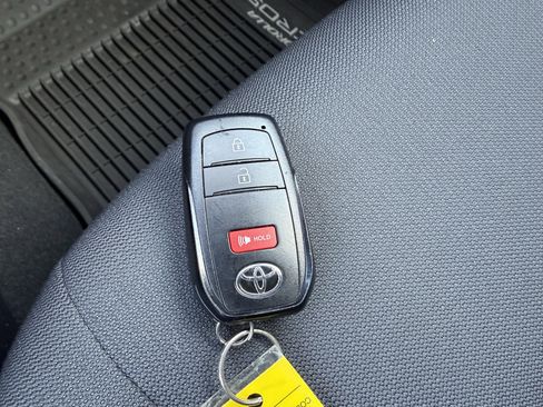 Certified 2022 Toyota Corolla Cross LE image 33