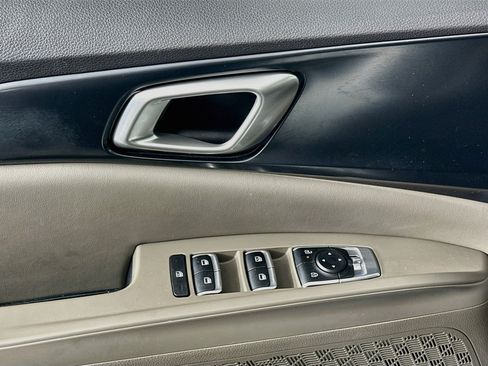 Used 2025 Kia Carnival FWD image 15