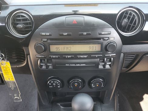 Used 2006 MAZDA MX-5 Miata Touring RWD image 17