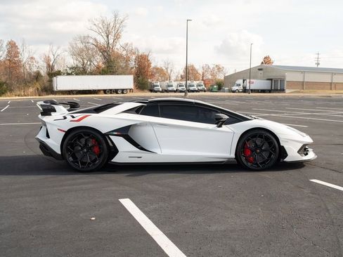 Used 2021 Lamborghini Aventador SVJ image 10