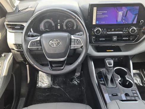Used 2023 Toyota Highlander Limited AWD/4WD image 16