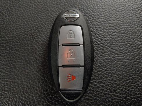 Used 2018 Nissan Titan SV w/ SV Convenience Package AWD/4WD image 32