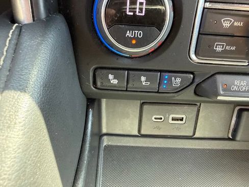 Used 2022 Chevrolet Suburban Premier AWD/4WD image 46