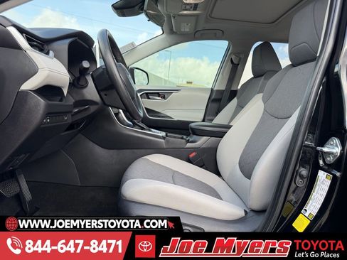 Used 2025 Toyota RAV4 XLE w/ Convenience Package image 27